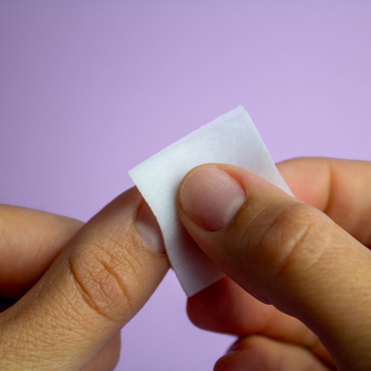 Appliceringsguide för lösnaglar med pre-applied glue tabs. Torka av naglarna med alkoholservetten.