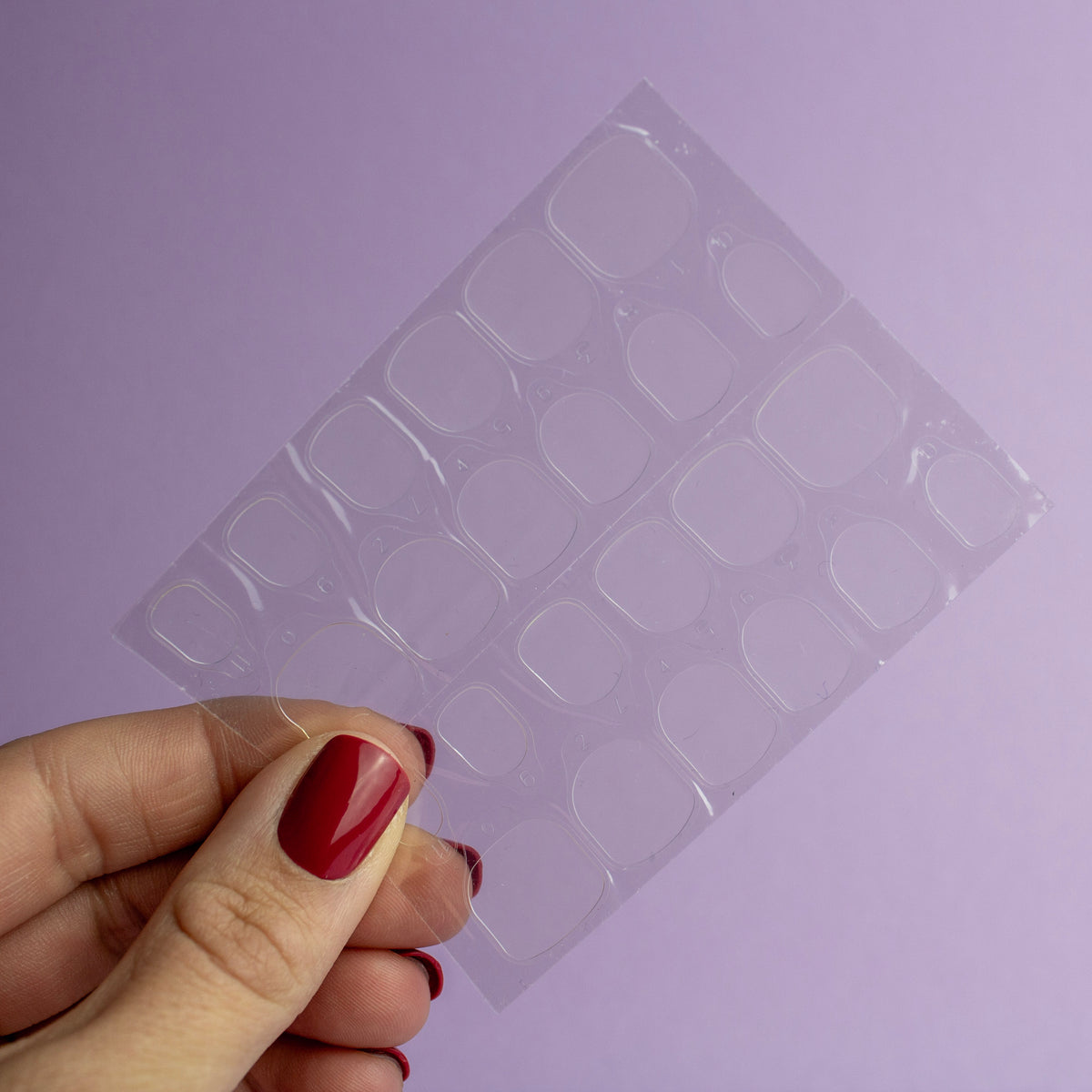Appliceringsguide för lösnaglar med pre-applied glue tabs. Använd refill glue tabs för att  återapplicera press-on naglarna.