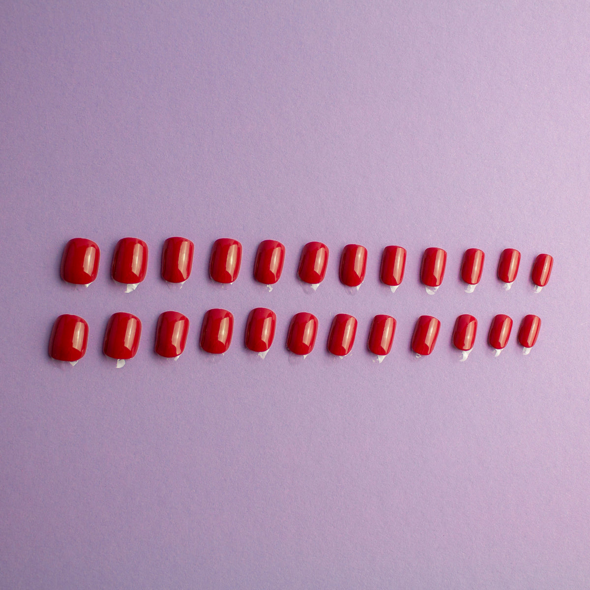 Appliceringsguide för lösnaglar med pre-applied glue tabs. Lägg naglarna i storleksordning.