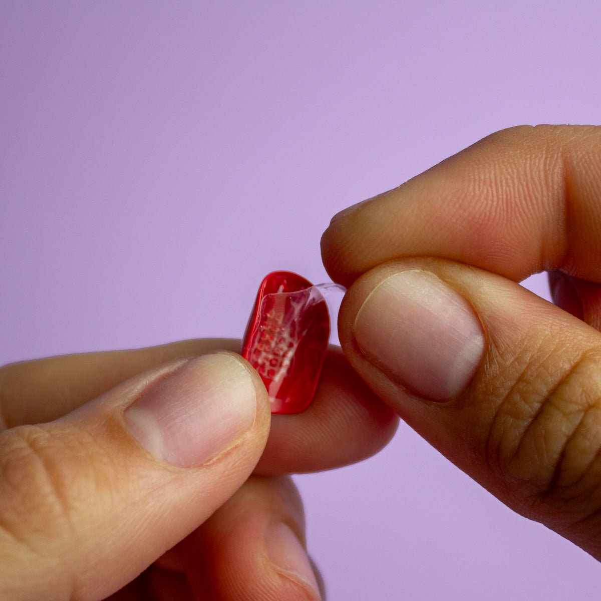 Appliceringsguide för lösnaglar med pre-applied glue tabs. Dra av den transparenta plastfilmen.