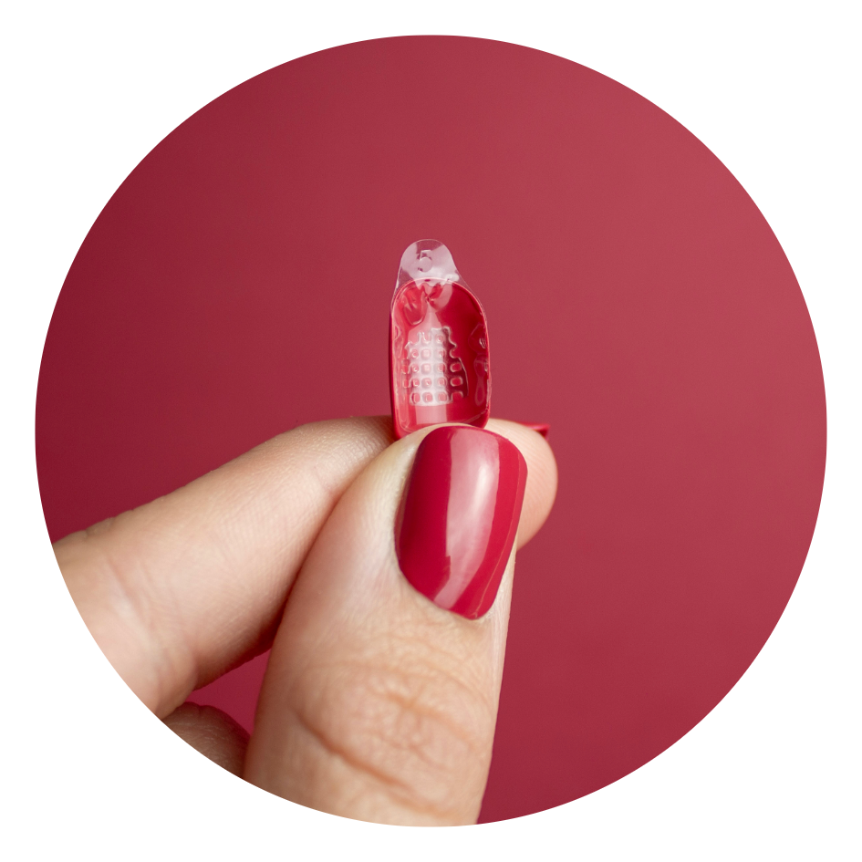 Lösnaglar som är självhäftande. Glue tabs är redan fästa på lösnaglarnas baksida.