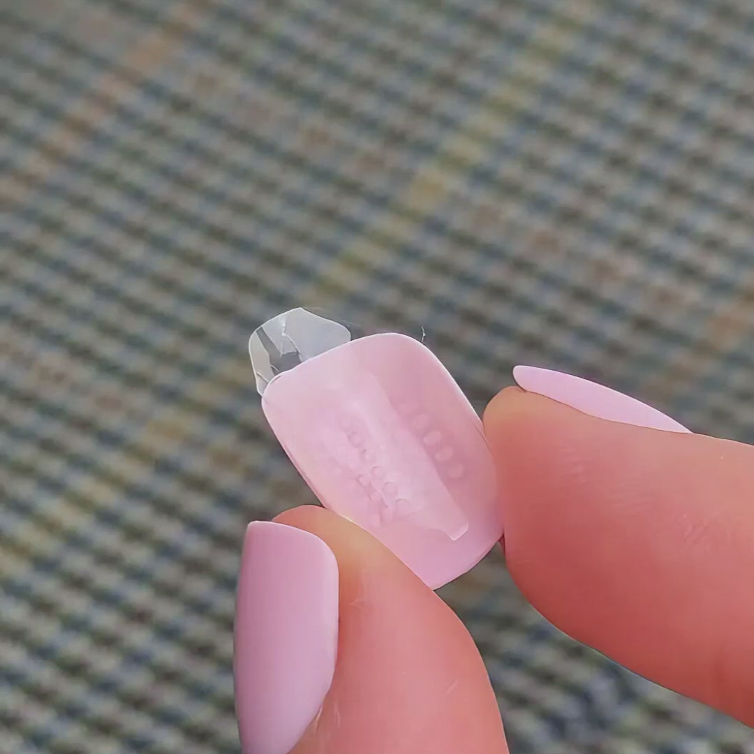 Hur fungerar pre-applied glue tabs på våra lösnaglar